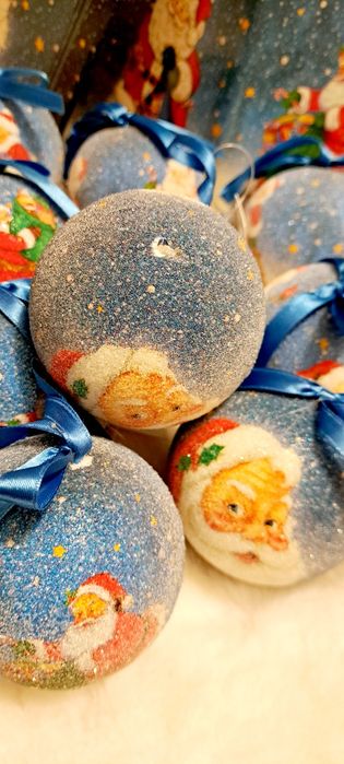 14 Bolas de Natal decoradas, com caixa de arrumação.