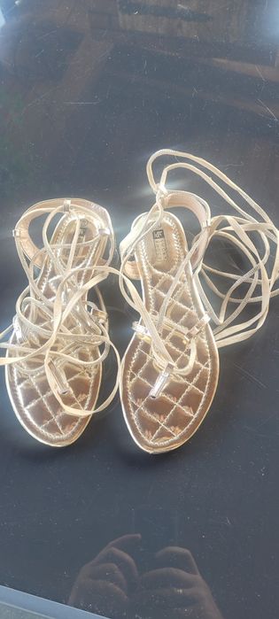 Klapki złote wiązane w idealnym stanie 40