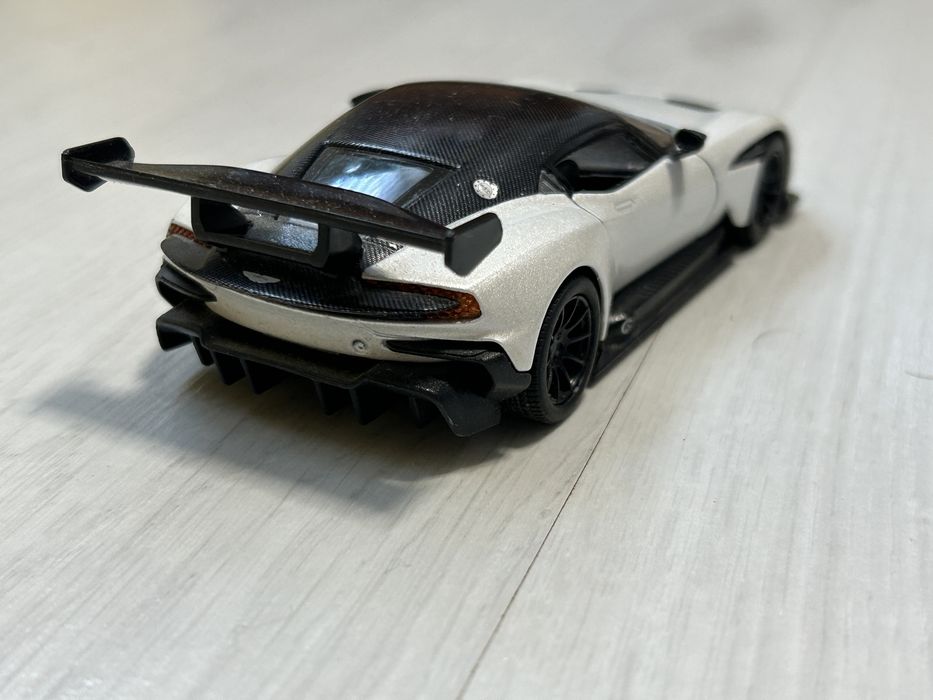 Aston Martin Vilcan 1/38 машина Kinsmart