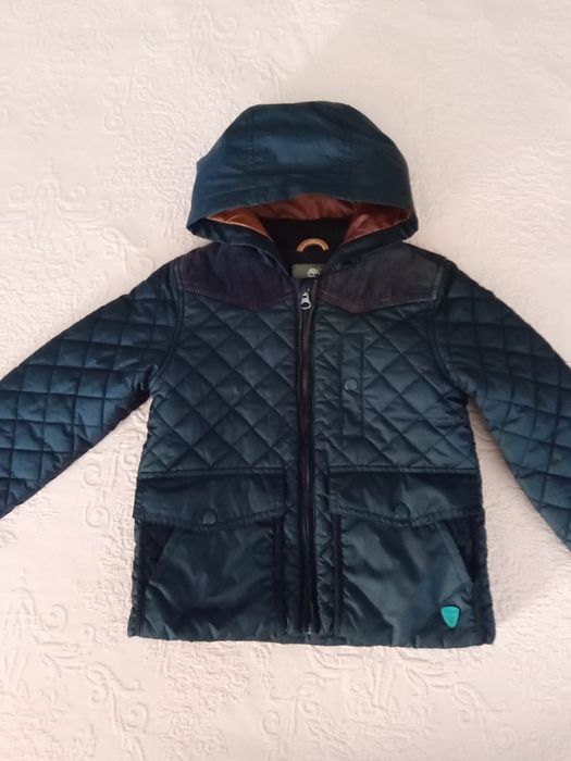 Roupa de marca para menino. Conjunto de casaco e calças em azul escuro