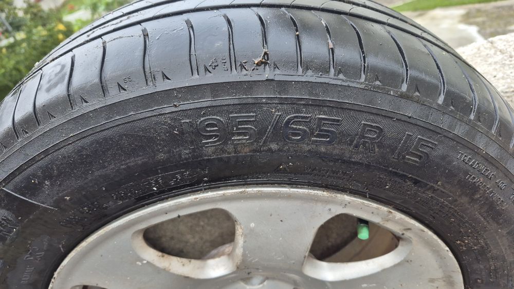 Jantes Originais Audi R15 (5 Furos) com Pneus (2 Bons / 2 Maus)