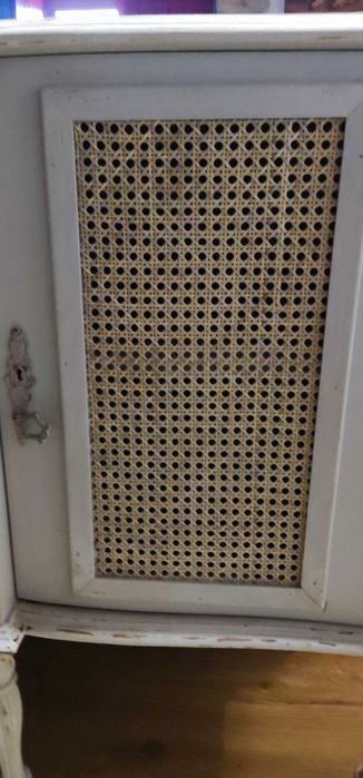 Aparador de estilo clássico, em bom estado