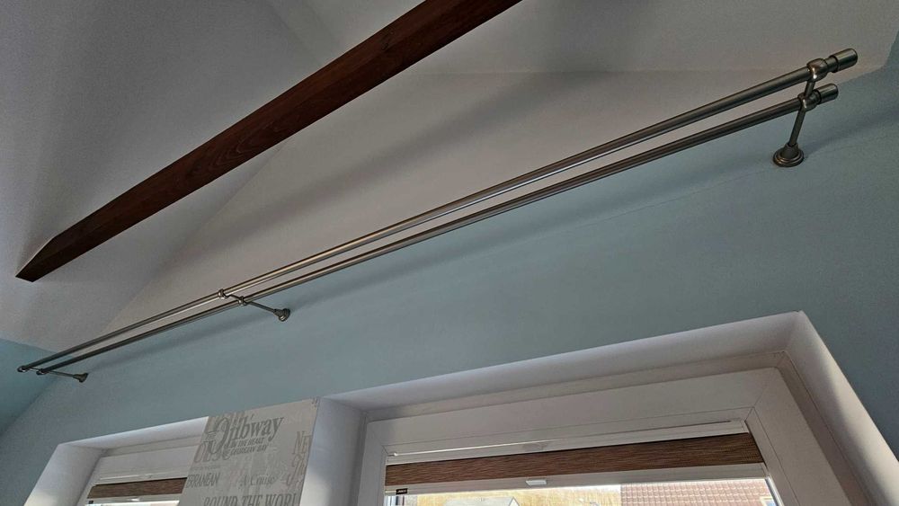 Biurko duże, fotele, RTV szafka, karnisze, szafki z szuflad., dywaniki