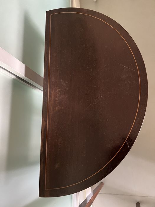 NEGOCIAVEL! 2 Mesinhas de apoio em madeira e com embutidos tipo inglês