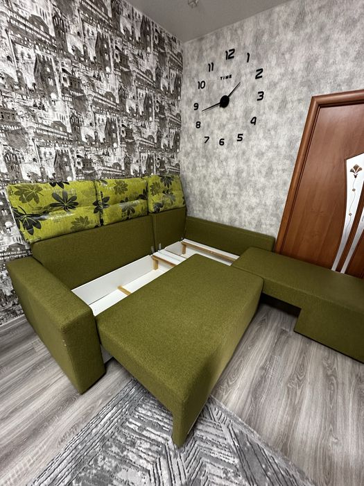 Диван кутовий з подушками