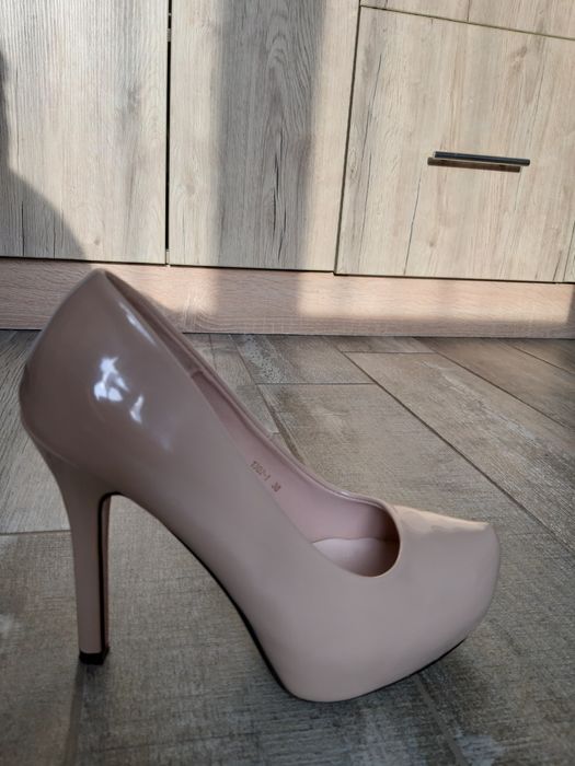 Туфлі бежеві, високий каблук