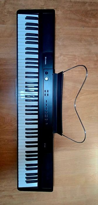Vendo piano digital Thomann SP-320 de 88 teclas, em bom estado e totalmente funcional.