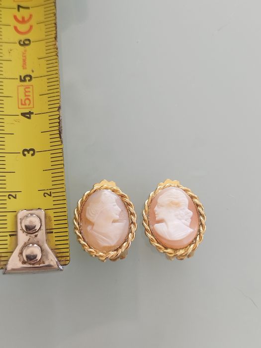 lindos brincos camafeu banhados a ouro