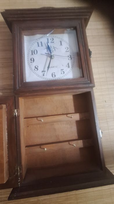 Zegar ścienny ze skrzynką na klucze