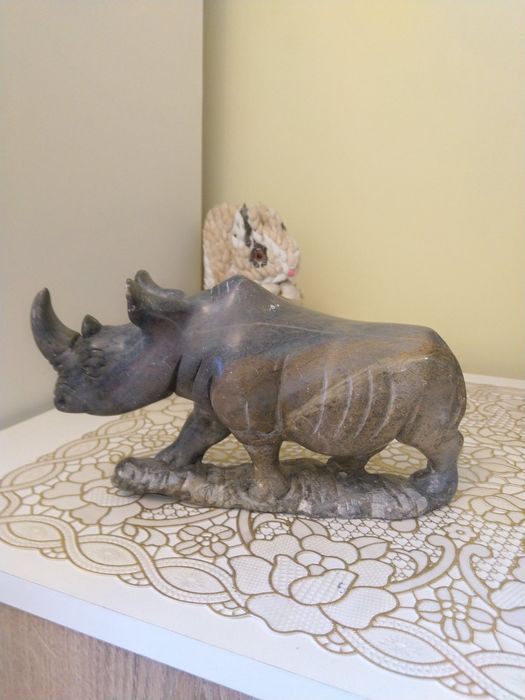 Продам носорога .