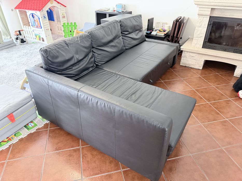 Sofá-cama IKEA FRIHETEN - Couro Sintético Preto (Com Arrumação)