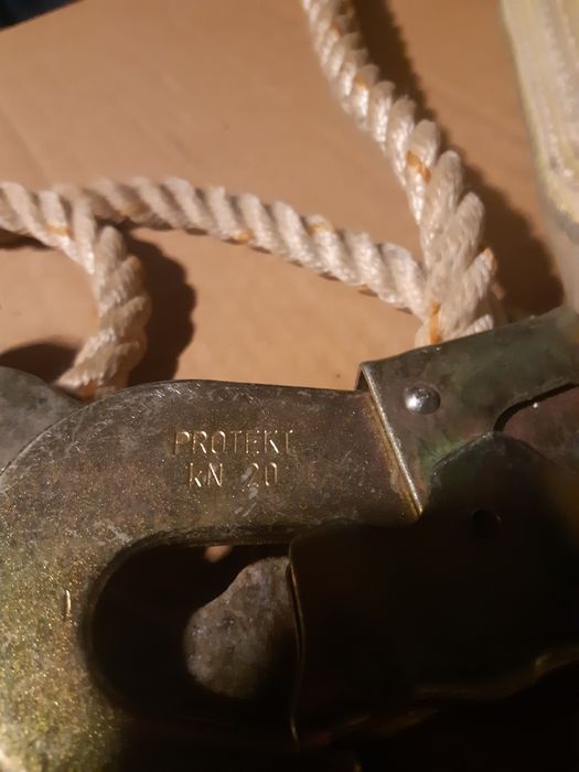 Amortyzator bezpieczeństwa z linką regulowaną i zatrzaśnikami
