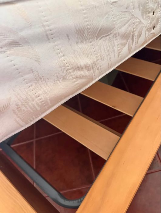 Vende-se cama, estrado e colchão