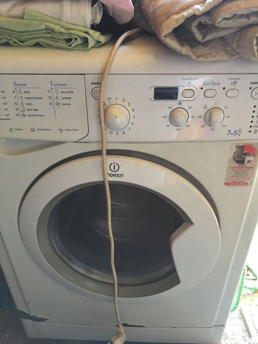 Машинка Indezit