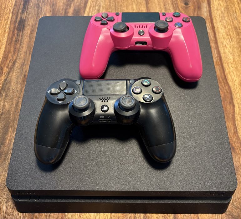 Konsola PS4 slim + 2 pady