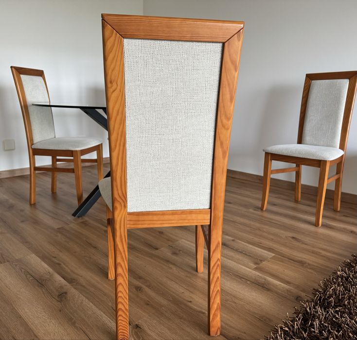 Cadeiras de madeira forradas a tecido