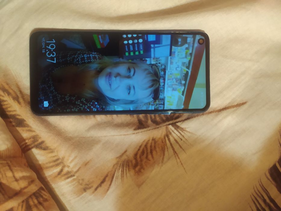 Продам телефон техно