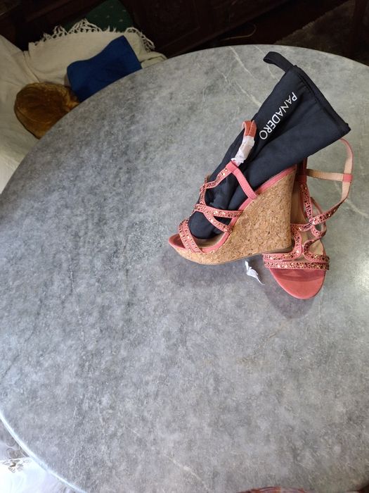 Sandalias novas de cunha