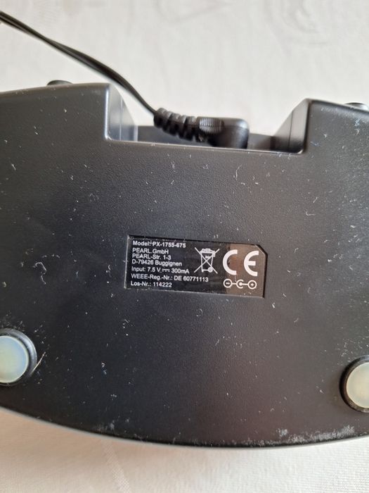 Dwie krótkofalówki ze stacją ładującą