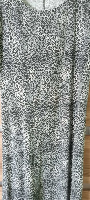 Długa sukienka w panterkę