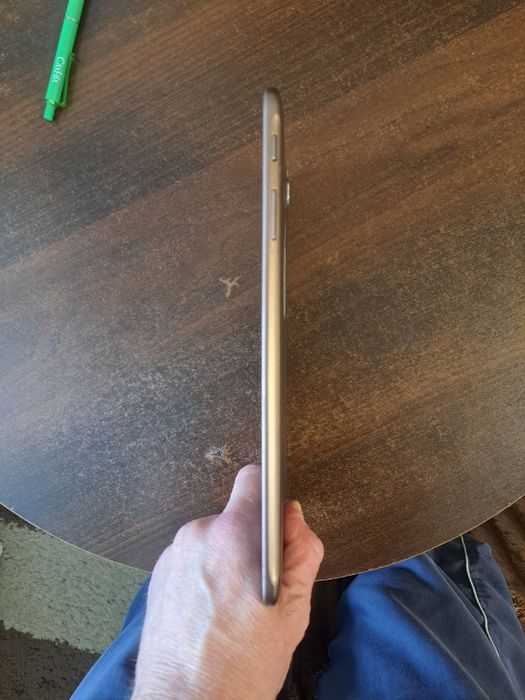 Планшет  Samsung SM-T561