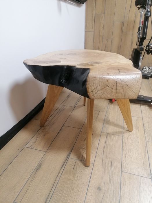 Stoliki z plastrów litego drewna.