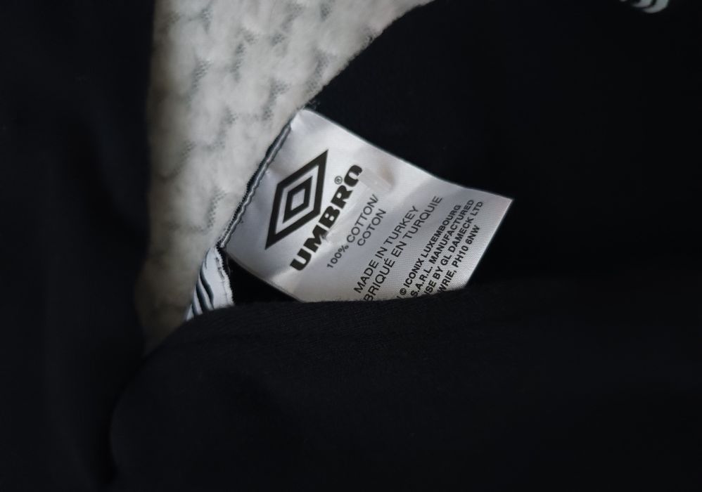 Bluza  Umbro M  z rozcięciami po bokach rozmiar M