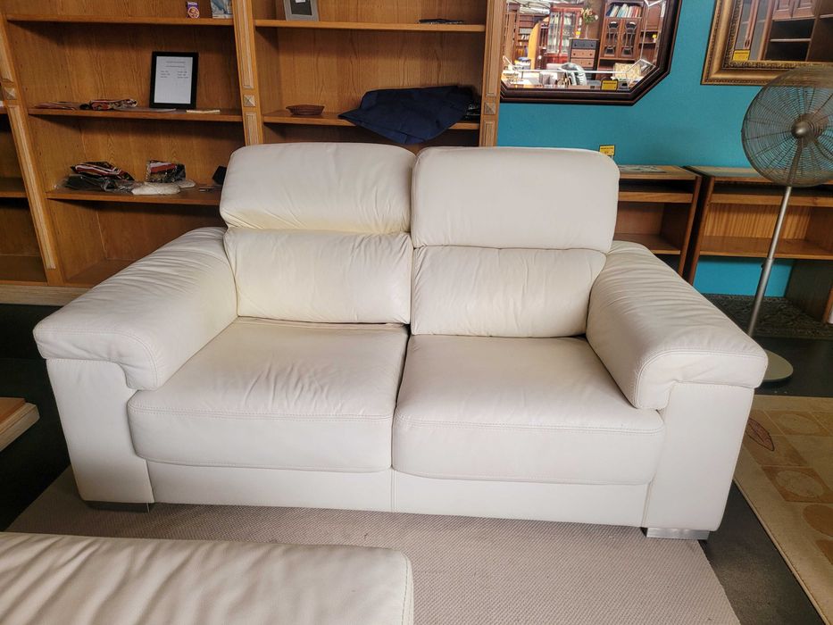 Sofá em pele de cor branco - Cabeceiras são ajustáveis - Bom e