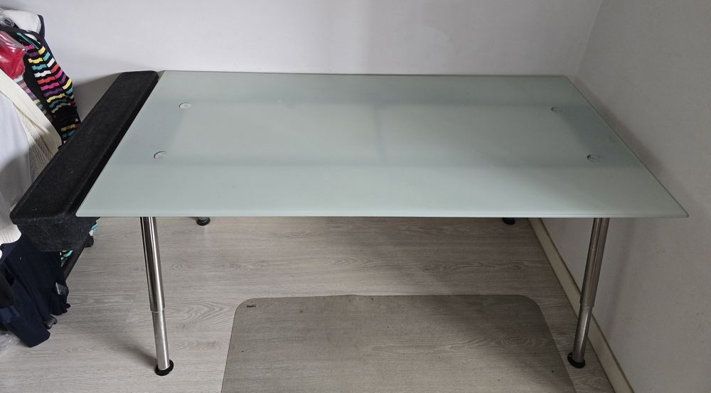 Mesa Galant com vidro temperado da marca IKEA