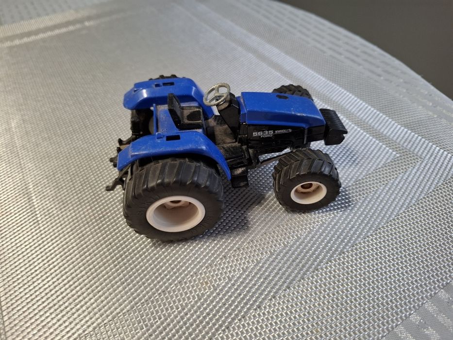 Model Traktor skala 1:43