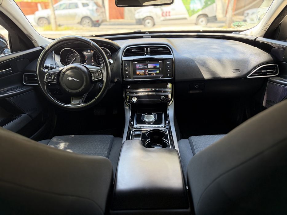 Jaguar XE 2.0 Diesel Automático | 163 cv | Apenas 115.000 km
