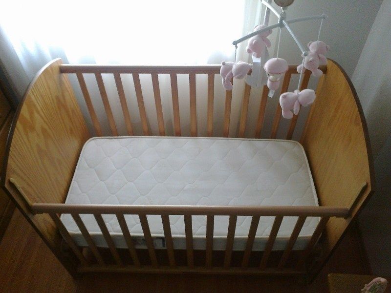 Cama para criança de grades madeira com colchão