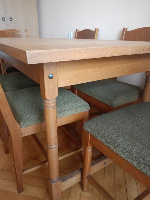 Stół i 6 krzeseł tapicerowanych