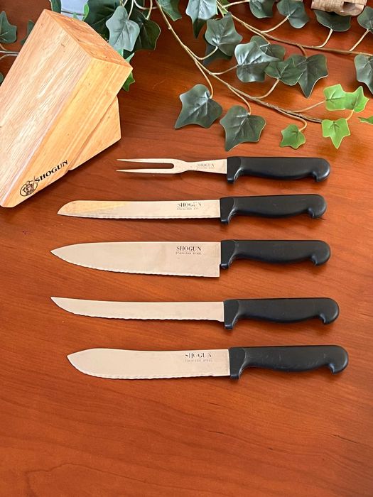 base de madeira só com 4 facas e 1 garfo