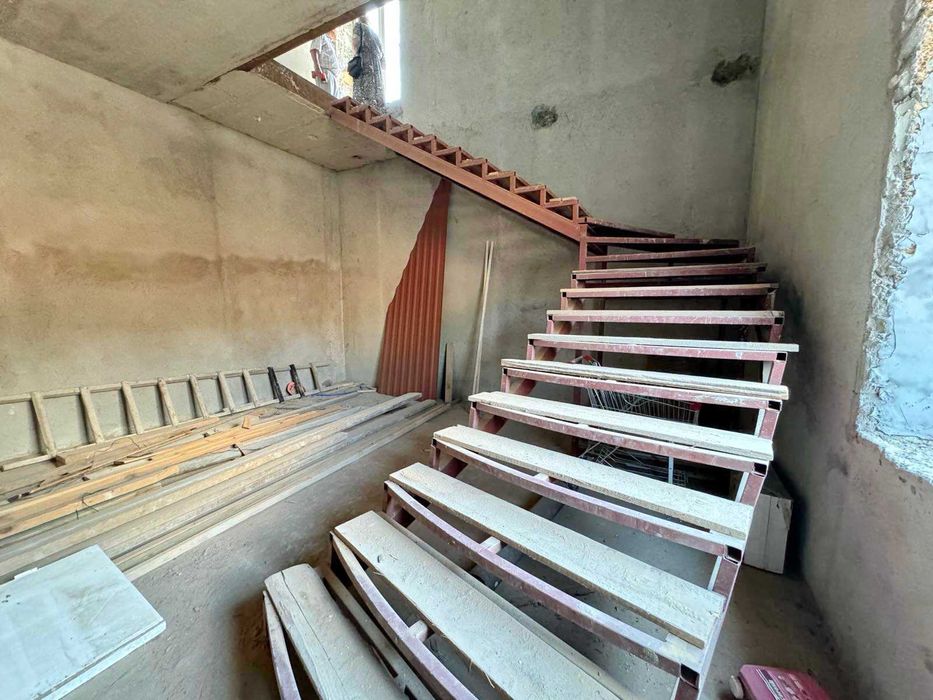 Продаю маєток з видом на річку, для великої родини. ц1