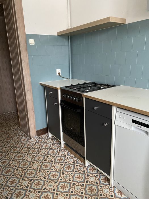 Szafki kuchenne (bez AGD), wszystkie widoczne na zdjeciach.