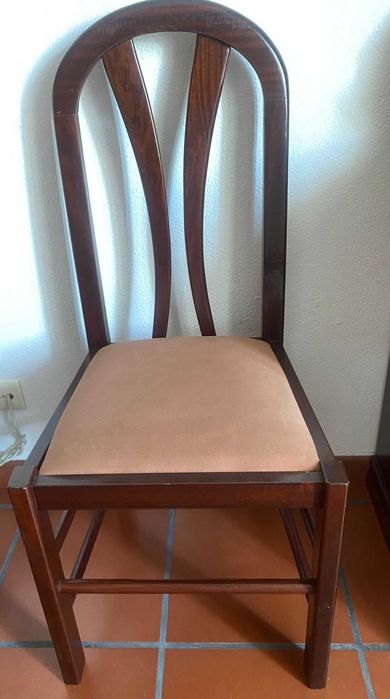 Cadeira em madeira mogno