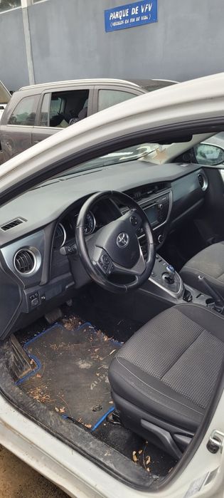 Toyota auris hybrid 2015