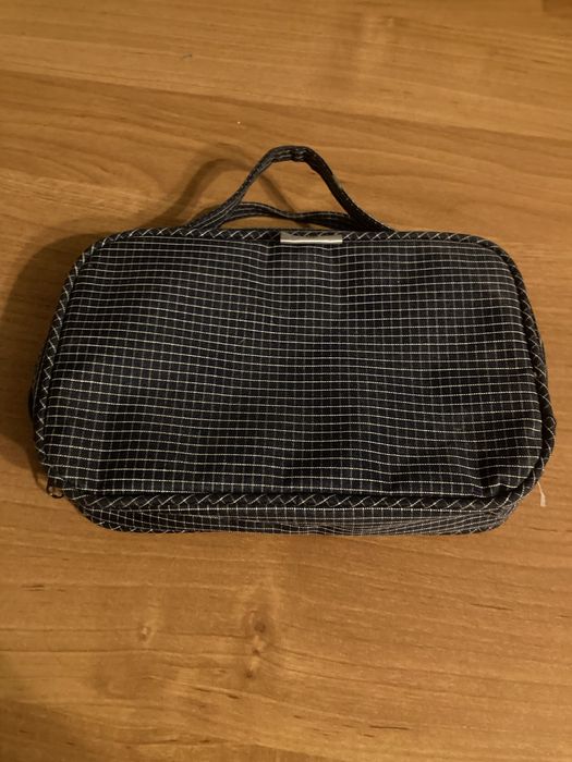 Biało granatowa kosmetyczka