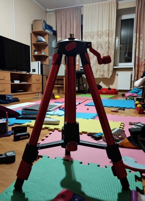 Телескопічний штатив для лазерного рівня регульований