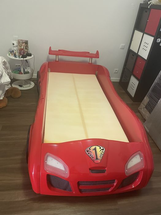Cama faisca mcqueen carro com luzes e som a funcionar