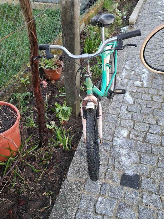 Bicicleta de cidade e criança