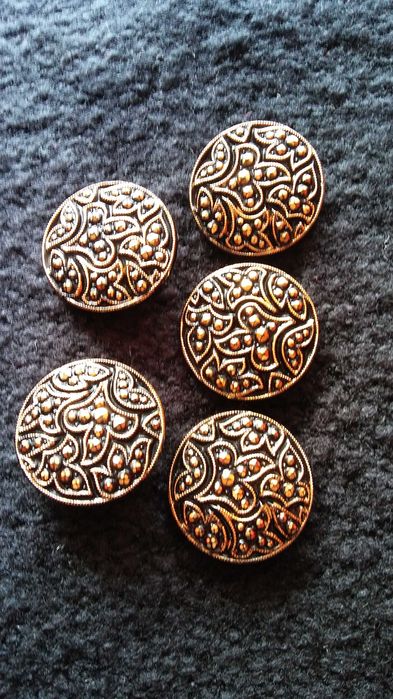 Guziki odzieżowe 2,7 cm czarne-stare złoto