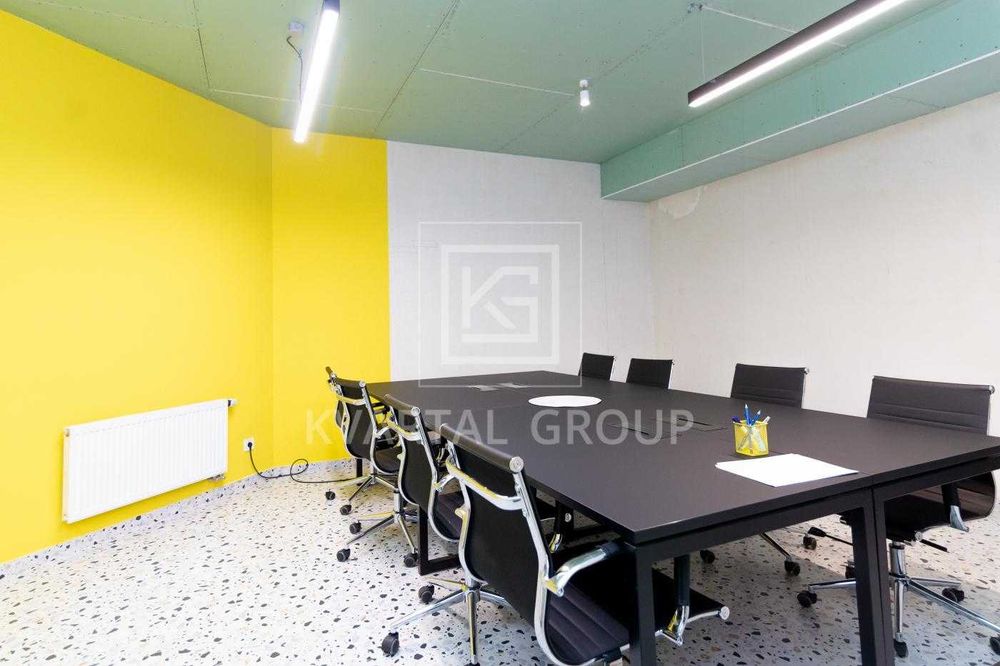 Продаж шикарного величезного будинку з власним озером