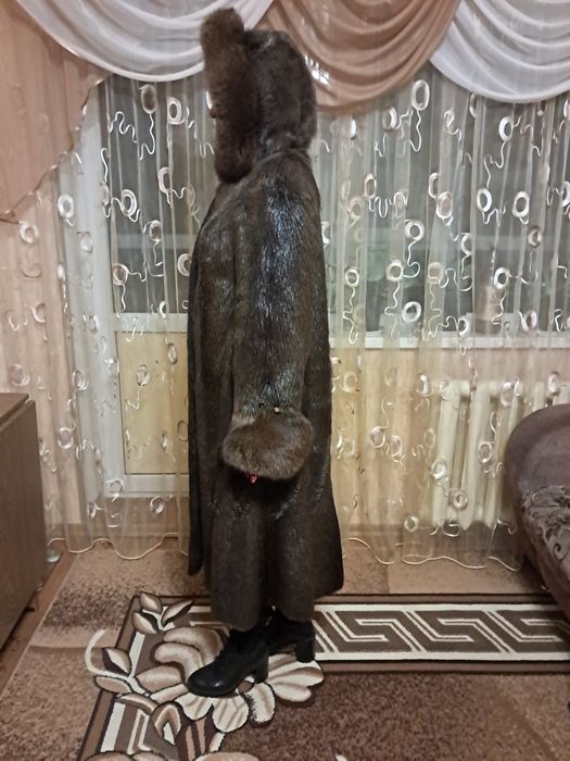 Шуба из нутрии, капюшон и на рукавах опушка из писца.
