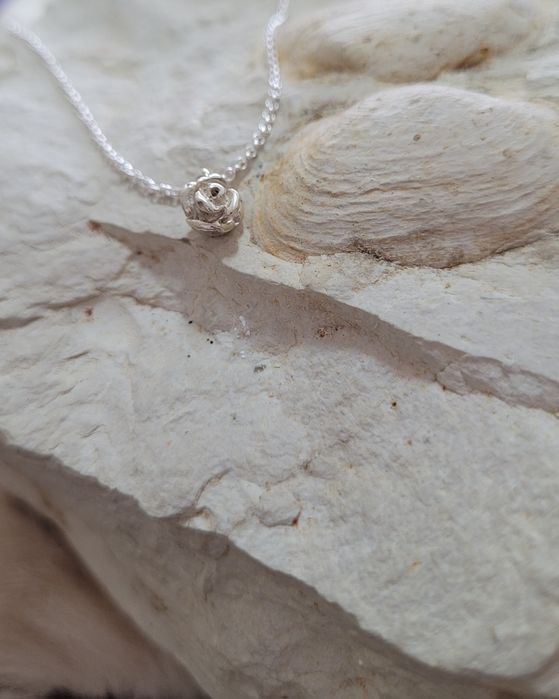 Colar Rosa em prata 925.