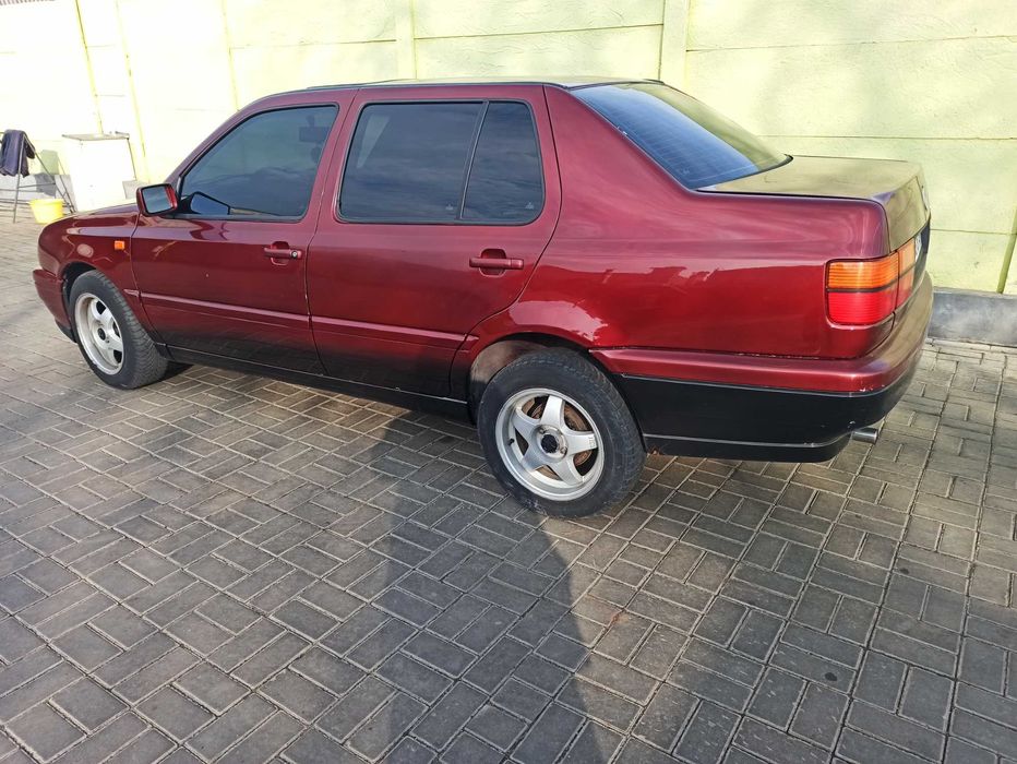 VOLKSWAGEN-VENTO CL 1.8 газ 1992г/в бордовый пурламутр 379000гр.