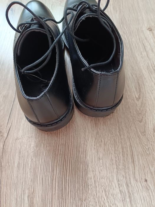 Czarne buty wizytowe r. 40 jak nowe