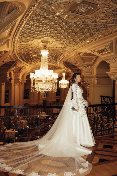 Весільна сукня з італійського атласу