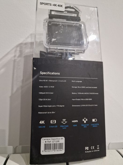 Câmara de Ação Desportiva 4K Ultra HD com 12MP e capacidade à prova de água até 30 metros.